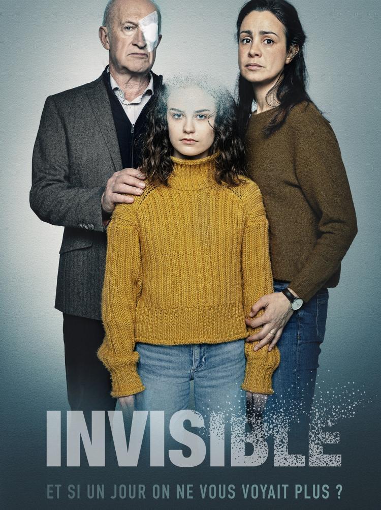 affiche de la série Invisible avec une enfant debout devant un homme et une femme