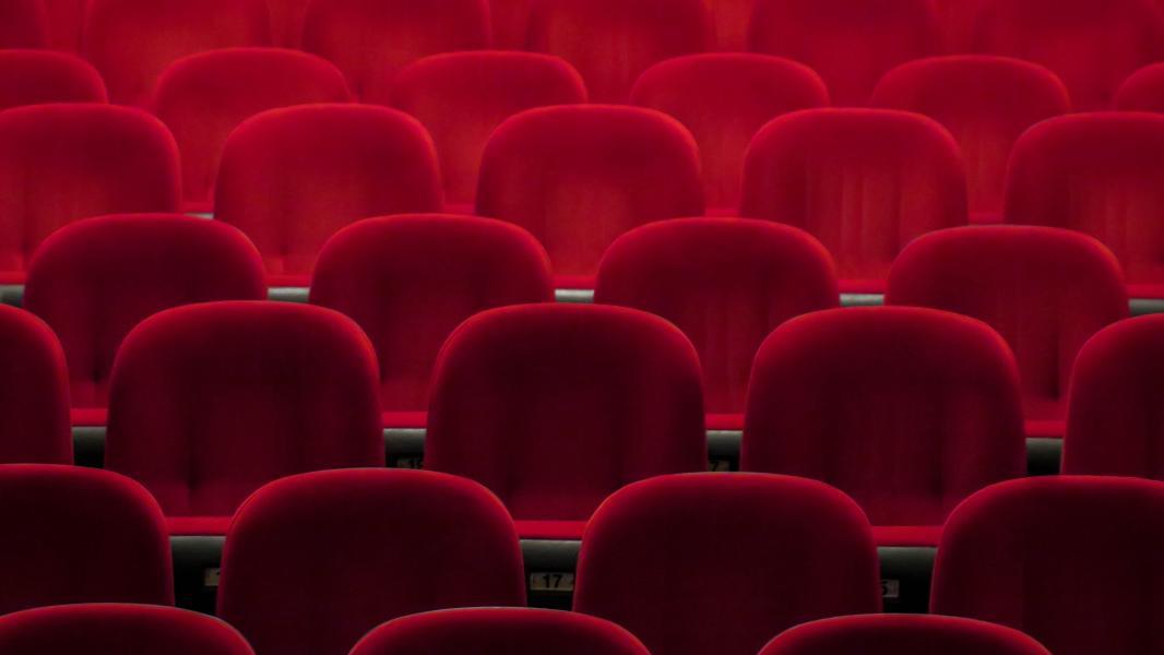sièges rouges de cinéma