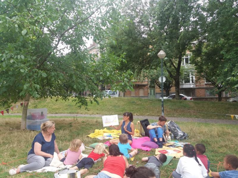 enfants et adultes assis dans un parc