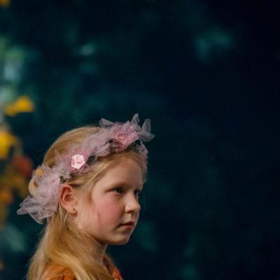 enfant rousse avec une couronne de fleurs