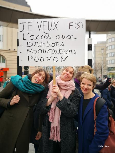3 femmes avec pancarte qui manifestent