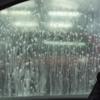 deux hommes dans une voiture quand il pleut dehors