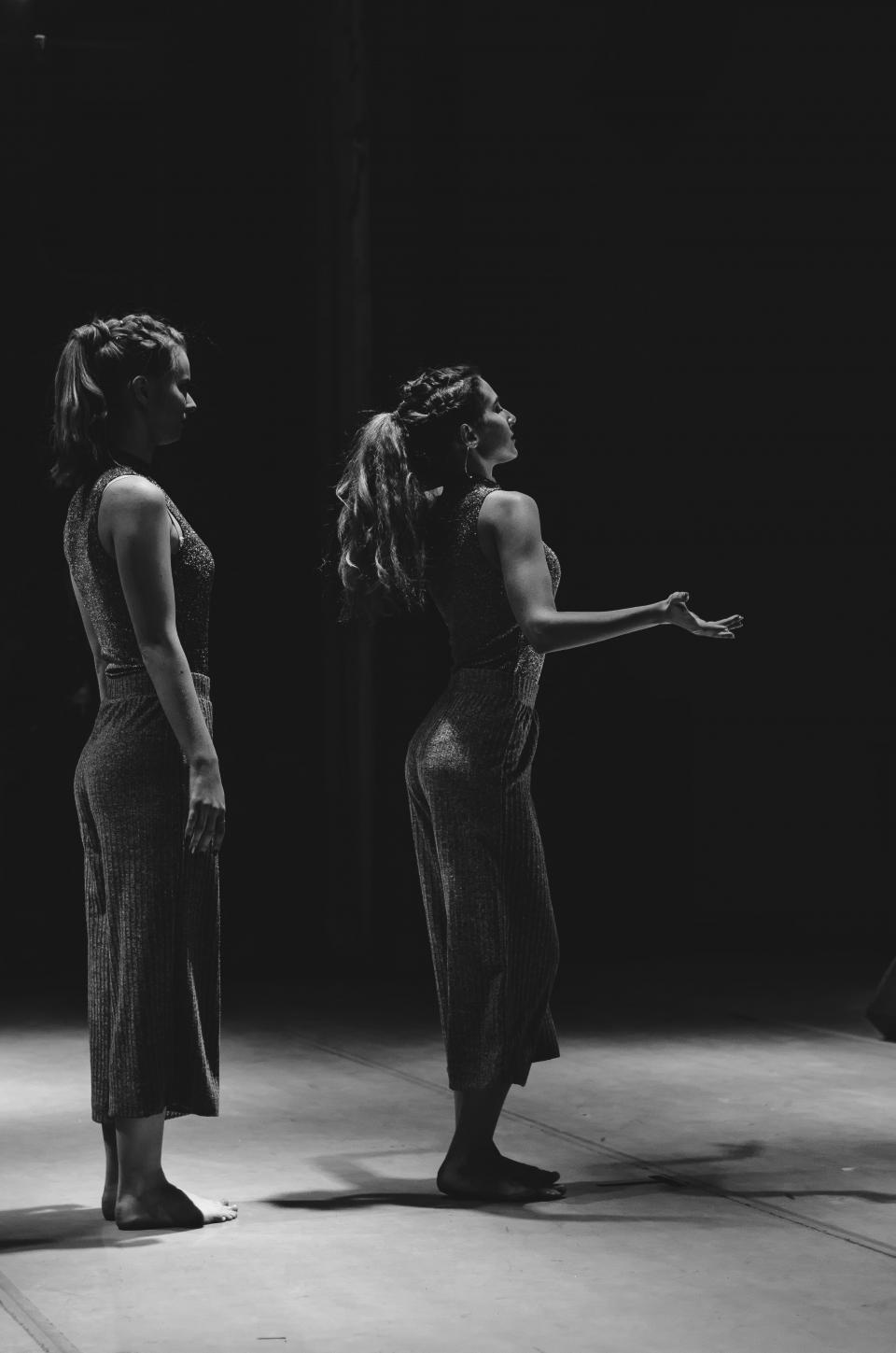 deux actrices sur une scène en noir et blanc